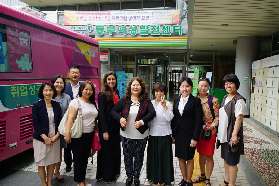 동부여성개발센터를 방문한 참가자들, 2016년 8월 30일