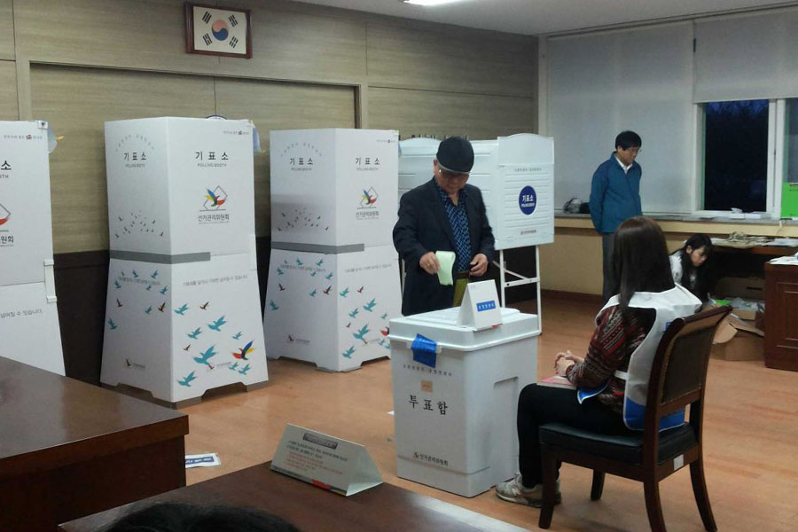 프로그램 참가자들이 참관한 4월 13일 국회의원 선거에 유권자들이 투표하는 모습