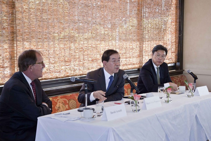 아시아재단이 샌프란시스코에서 주최한 오찬에서 서울의 개발경험에 대해 이야기하고 있는 박원순 서울시장