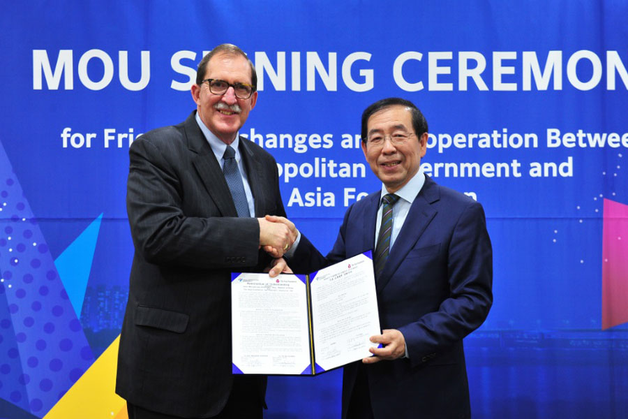 The Foundation's President David D. Arnold and Seoul Mayor Park Won-soon sign a Memorandum of Understanding (MOU), April 12, 2016