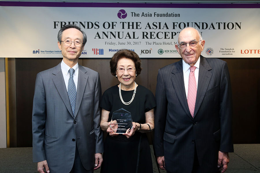 Chairman Han Sung-Joo with David Steinberg and Ann Steinberg at the annual reception, June 30, 2017